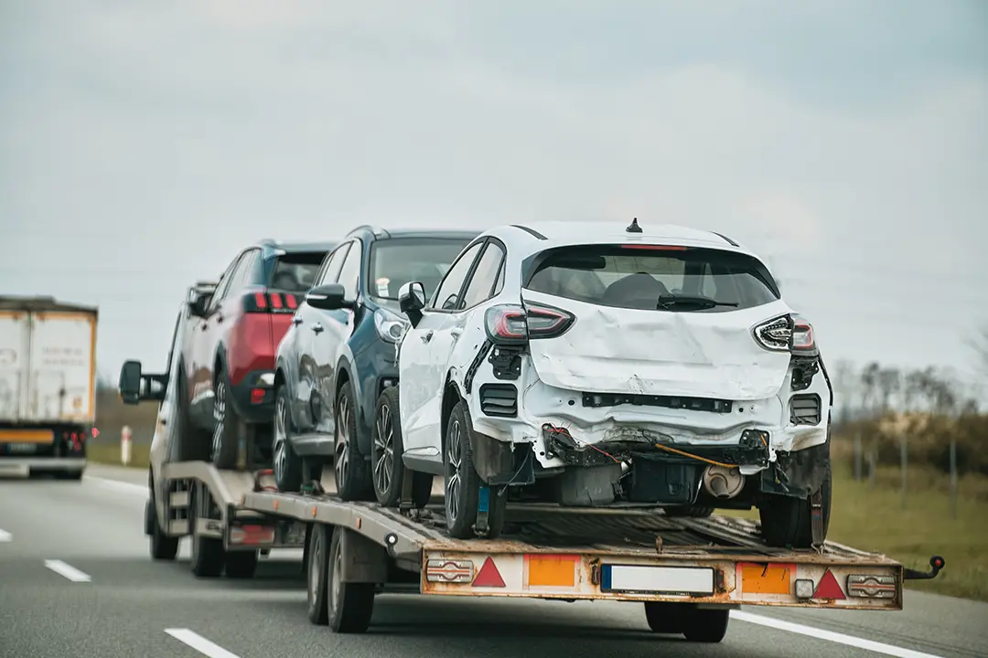 Beschädigte PKWs auf Transporter – Esslingen am Neckar's Spezialist für den Ankauf von Unfallautos